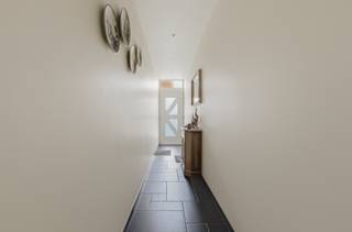 Deze volledig heropgebouwde woning is gelegen in de Pannestraat, een vlot bereikbare locatie op korte afstand van winkels, scholen en andere voorzieningen. Enkel de voorgevel van de oorspronkelijke woning bleef behouden. <br /><br />Indeling: <br />Via de inkomhal kom je in de volledig ingerichte keuken met aansluitend een ruime en praktische berging. De lichtrijke leefruimte biedt een mooi zicht op de tuin. <br /><br />Verder beschikt de woning over een wasplaats, een afzonderlijk toilet en een bureauruimte. De badkamer is uitgerust met een ligbad, een inloopdouche en een dubbele wastafel. <br /><br />Op de eerste verdieping bevindt zich een slaapkamer met een eigen wastafel, een apart toilet en een kleine dressing. Daarnaast is er nog een zolderruimte aanwezig, die de mogelijkheid biedt om een extra slaapkamer in te richten. <br /><br />Buiten geniet je van een aangenaam terras, een onderhoudsvriendelijke tuin en een ruime koer afgewerkt met kiezelsteentjes. De twee tuinhuizen zorgen voor extra opbergruimte. <br /><br />Troeven: 
<ul><li>Gunstig EPC </li><li>Volledig heropgebouwde woning </li><li>Centrale ligging in de Pannestraat </li><li>Mogelijkheid tot het creëren van een extra slaapkamer</li></ul>
Interesse? Neem gerust contact met ons op via 058 31 58 58 of mail naar hanne.huyghe@era.be
