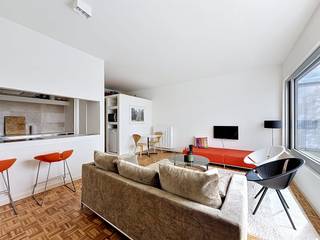 The apartment on the 9th floor can be reached by elevator and has the following layout:- entrance hall with built-in storage solution. On top of...