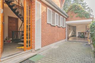 Beschikbaar vanaf 1 augustus 2026Ontdek deze stijlvolle villa, perfect gelegen aan de Tiensesteenweg in Bierbeek. Een ideale woonomgeving met een...