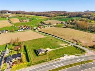 Deze charmante chalet/woning is rustig gelegen in een groen recreatiedomein langs de Ninoofsesteenweg en biedt een unieke combinatie van...