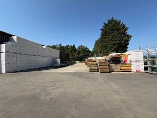 Ruim magazijn van 500 m² te huur in Kieldrecht, ideaal voor passieve opslag van materiaal en goederen.<br /><br />Het magazijn is gelegen op een afgesloten domein met afsluitbare poort, waardoor je goederen veilig kunnen worden gestockeerd. <br /><br />Dankzij de ligging nabij de Waaslandhaven en de Antwerpse haven is de locatie vlot bereikbaar.<br /><br />Beschikbaarheid: <br />01/01/2027<br /><br />Heeft u interesse in dit magazijn te huur in Kieldrecht? Vraag meer info of boek een bezoek via business.gent@dewaele.com of 09 245 35 35.