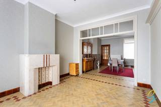 Te koop in Ronse. <br />
<p>In de Ninovestraat 137 te Ronse vinden we deze verrassend ruime woning met tal van mogelijkheden.</p>
<p>Op het <strong>gelijkvloers</strong> kom je binnen via de inkomhal, die toegang geeft tot een gezellige <strong>zithoek en woonkamer</strong>. Aansluitend bevinden zich de <strong>eetkamer</strong> en de <strong>keuken</strong>, samen goed voor een praktische en aangename leefruimte.</p>
<p>De <strong>eerste verdieping</strong> telt maar liefst <strong>vier volwaardige slaapkamers</strong> en een <strong>badkamer</strong>. Via de trap bereik je de <strong>zolder</strong>, waar nog een extra ruimte kan worden ingericht, bijvoorbeeld als extra slaapkamer, hobbyruimte of bureau.</p>
<p>Een absolute troef van deze eigendom is het <strong>riante magazijn van 133 m²</strong>, ideaal voor zelfstandigen, opslag, hobby’s of wie nood heeft aan extra werk- of opslagruimte.</p>
<p>Deze woning biedt een mooie combinatie van <strong>wooncomfort en functionaliteit</strong>, met veel potentieel voor wie ruimte zoekt, zowel privé als professioneel.<br /><br />De woning beschikt over een <strong>droge kelder</strong>, ideaal als extra bergruimte.<br /><br />Voor meer informatie of een bezoek contacteer Laura 0468 15 14 41 - laura.r@cornelis-goeman.be</p>