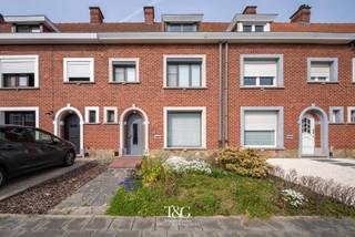 Indeling gelijkvloers: inkomhal met gastentoilet, lichtrijke leefruimte met gezellige houtkachel, praktische keuken, badkamer met inloopdouche,...