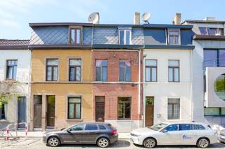 Deze gunstig gelegen woning biedt heel wat potentieel voor wie op zoek is naar een TOTAALrenovatie. Bij het binnenkomen treft u een gezellige leefruimte met plankenvloer, aansluitend een open keuken en een apart gastentoilet.<br /><br />Op de eerste verdieping bevinden zich twee slaapkamers, waarvan één geniet van een prachtig en rustig uitzicht op de Leie. De tweede verdieping omvat een badkamer, een derde slaapkamer en een zolderruimte die perfect kan worden ingericht als vierde slaapkamer, bureau of hobbyruimte.<br /><br />Bent u op zoek naar een woning met werk, ruimte en mogelijkheden op een toplocatie? Neem gerust contact op via alain@makelaarshuys.be voor meer informatie of een bezoek<br /><br />OPGELET ; TOTAALRENOVATIE. --- We komen er niet door de keuken en de badkamer te vernieuwen...