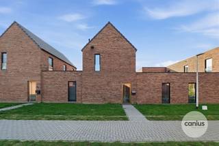 <p><span>LEUKE WONING MET 3 SLPKS  NABIJ HET CENTRUM</span></p><p><span> </span></p><p><span>Op zoek naar een instapklare woning in Sint-Truiden? Deze energiezuinige woning maakt deel uit van Residentie Botanique en is gelegen in een rustige residentiële wijk net buiten het bruisende stadscentrum. Dankzij de vlotte bereikbaarheid en ligging nabij scholen, openbaar vervoer en winkels is dit een uitstekende keuze voor wie centraal maar toch rustig wil wonen. </span></p><p><span> </span></p><p><span>We betreden deze woning via de inkomhal waar we eveneens het gastentoilet terugvinden. Verderop vinden we de leefruimte met open keuken, eetkamer en aansluitende berging terug.</span></p><p><span> </span></p><p><span>Op de eerste verdieping treffen we een nachthal die toegang geeft tot de 3 slaapkamers en de badkamer.</span></p><p><span> </span></p><p><span>Verder beschikt deze woning over een terras, zolder, gemeenschappelijke fietsenstalling en een vaste parkeerplek in de ondergrondse parkeergarage.</span></p><p><span> </span></p><p><span>KORT SAMENGEVAT</span><span>:</span></p><p><span>Vraagprijs: € 379.000,00</span></p><p><span>Verkoop onder registratierechten (2% of 12%)</span></p><p><span>Parking inbegrepen in de prijs, mogelijkheid tot aankoop van een tweede parkeerplaats.</span></p><p><span> </span></p><p><span>Interesse om deze woning te bezoeken? Contacteer ons voor een afspraak: 078 78 30 39 – info@canius.be</span></p><p><span> </span></p><p><span>De vermelde oppervlaktes zijn slechts een indicatie. Canius Real Estate kan niet verantwoordelijk gesteld worden voor de juistheid van de door zijn verstrekte gegevens.</span></p><p><span> </span></p>