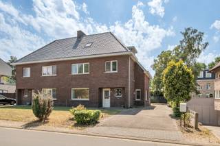 Welkom op de Bretheistraat 108 in Genk.<br /><br />Bent u op zoek naar een half open bebouwing op een gunstige en gegeerde locatie in Genk (Bret)?<br />Bent u op zoek naar een woning dewelke u naar uw eigen wensen kan renoveren?<br />Dan is deze woning met 4 slaapkamers precies wat u zoekt.<br /><br />Deze woning werd oorspronkelijk gebouwd in 1954 op een perceel van 3a 75ca. <br /><br />Met een netto bewoonbare oppervlakte van ca. 145 m² en een bruikbare oppervlakte van ca. 187 m² biedt deze woning verrassend veel ruimte en mogelijkheden voor gezinnen of kandidaat-kopers die wonen en werken willen combineren.<br /><br />Neem een kijkje via onderstaande video:<br />https://player.vimeo.com/video/1213577752<br /><br />Troeven van de woning:<br />✔ Geen renovatieverplichting (D label)<br />✔ 4 slaapkamers <br />✔ Riante badkamer<br />✔ Ruim terras aanwezig<br />✔ Voldoende parkeergelegenheid<br />✔ ...<br /><br />Indeling<br /><br />Kelder: 9 m²<br />De woning beschikt over een praktische kelderberging.<br /><br />Gelijkvloers: 67 m² <br />Het gelijkvloers bestaat uit: inkomhal, woonkamer, eetkamer, keuken, toilet en badkamer.<br /><br />Verdiep 1: 51 m²<br />Via de vaste trap bereikt u het verdiep.<br />Dit verdiep beschikt over een nachthal, twee slaapkamers en een geïnstalleerde badkamer.<br /><br />Verdiep 2: 27 m²<br />Via de vaste trap bereikt u het twee verdiep.<br />Dit verdiep beschikt over een nachthal en twee slaapkamers.<br /><br />Tuin:<br />Buiten beschikt u over een royaal terras en twee praktische bergingen (24 m² en 9 m²), die bovendien de mogelijkheid bieden om omgebouwd te worden tot een garage.<br />De tuin is gedeeltelijk omheind en aangelegd.<br /><br />Documenten<br />Het EPC-verslag, elektrische keuring, asbestattest en de grondplannen kan u eenvoudig downloaden in bijlage.<br /><br />Interesse in een bezichtiging?<br />Bel ons via 089 391 555 of mail naar info@frerevastgoed.be.<br /><br />* Opmetingen van de binnenmaten zijn indicatief en kunnen licht afwijken.