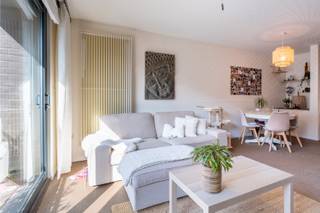 <p>Interesse in dit pand? Neem voor bijkomende informatie of het maken van een afspraak rechtstreeks contact op met Kevin Jansegers via <strong>+32 478 96 68 17</strong> of <strong>kevin.jansegers@copandi.be</strong>.</p><p></p><p><strong>CHARMANT 1-SLAAPKAMERAPPARTEMENT MET RUIM TERRAS – IDEALE STARTERSWONING OF INVESTERING</strong></p><p></p><p>Op de <strong>eerste verdieping</strong> van een goed gelegen residentie aan de <strong>Jules Moretuslei 239/101 te Wilrijk</strong> vinden we dit aangename appartement van ca. <strong>80 m²</strong>, voorzien van <strong>één slaapkamer en een ruim terras</strong>.</p><p></p><p>De praktische indeling, aangename leefruimte en het ruime terras maken dit appartement bijzonder interessant voor <strong>starters</strong> die op zoek zijn naar een eerste eigen thuis. Ook voor <strong>investeerders</strong> biedt deze eigendom mooie mogelijkheden dankzij de vlotte ligging, de aantrekkelijke oppervlakte en de <strong>zeer lage gemeenschappelijke kosten</strong>.</p><p></p><p>Een appartement met een <strong>uitstekende prijs-kwaliteitverhouding</strong> en tal van mogelijkheden, zowel voor eigen bewoning als voor verhuur.</p><p></p><p><strong>Snel zijn is de boodschap!</strong> Appartementen met deze combinatie van oppervlakte, terras en lage gemeenschappelijke kosten zijn schaars.</p><p></p><p><strong>Interesse? Contacteer ons vandaag nog voor meer informatie of een bezoek ter plaatse.</strong></p><p></p><p>✅ Gelegen op de eerste verdieping</p><p>✅ Ca. 80 m² woonoppervlakte</p><p>✅ 1 ruime slaapkamer</p><p>✅ Ruim terras</p><p>✅ Zeer lage gemeenschappelijke kosten</p><p>✅ Ideaal als starters-appartement</p><p>✅ Ook bijzonder geschikt als investering</p>