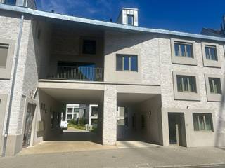 <p><strong>Diest: Ruimte staanplaats te koop </strong><br /><br />De ruime ondergrondse autostaanplaats is gevestigd in een recente residentie (bouwjaar 2023), gelegen aan de Michel Theysstraat in Diest. Deze privatieve staanplaats bevindt zich in een afgesloten en goed onderhouden parkeergarage en vormt de ideale oplossing voor wie veilig, comfortabel en zorgeloos wil parkeren in de stad.</p>
<p>De moderne residentie beschikt over een automatische toegangspoort, waardoor veiligheid en gebruiksgemak gegarandeerd zijn. Dankzij de ruime afmetingen is de staanplaats geschikt voor de meeste personenwagens en biedt ze extra comfort bij het in- en uitrijden.</p>
<p>De ligging is een absolute troef. Gelegen in de Michel Theysstraat geniet u van een uitstekende bereikbaarheid en een vlotte verbinding naar het centrum van Diest, winkels, horeca, openbaar vervoer en de belangrijkste invalswegen. Hierdoor is deze staanplaats niet alleen interessant voor buurtbewoners, maar ook voor pendelaars of investeerders die op zoek zijn naar een waardevaste investering met verhuurpotentieel.</p>
<p>Bent u op zoek naar een veilige en ruime parkeerplaats op een toplocatie in Diest? Neem gerust contact op voor meer informatie of een bezichtiging.</p>