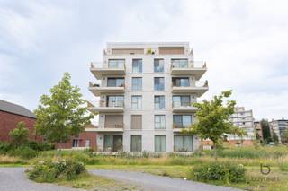 <p><span>WONEN IN STIJL: een knap twee-slaapkamer appartement op de derde verdieping met terras te Deurne-Zuid, gelegen in het project Eksterlaer, een omgeving die perfect aansluit bij de visie van de stad Antwerpen. </span></p><p><span>Bewoonbare oppervlakte van ca 95m² + 14m² terras, opgeleverd in 2023, dus als nieuw, gelegen midden in de nieuwe wijk gevormd door een lange parkstrook met waterpartijen en groengebieden.</span></p><p><span>Opvallend statig gebouw, voorzien van een lift en geeft toegang tot de ondergrondse parking.</span></p><p><span>Inkom, gastentoilet, leefruimte bestaande uit eetkamer en salon met open keuken voorzien van inductievuur, dampkap, heteluchtoven, vaatwasser, ingebouwde ijskast en diepvriezer.</span></p><p><span>Hal met vestiaire en toegang tot de twee slaapkamers, badkamer en berging/wasplaats. Beide slaapkamers zijn voorzien van ingemaakte kasten en de grote slaapkamer met automatische verduistering. Badkamer met dubbele lavabo, inloopdouche en wanden volledig betegeld.</span></p><p><span>Combinatie van parket en tegelvloer, aluminium ramen, vloerverwarming - warmtepomp (verwarmen en koelen), ventilatie type D, EPC A-label.</span></p><p><span>Extra's: automatische screens (zijdelings), vliegenramen, draai-kip ramen, blokdeuren, videofoon.</span></p><p><span>Een ondergrondse autostaanplaats is bijkomend aan te kopen +25.000€. Daarnaast beschikt u over een privatieve berging en een gemeenschappelijke fietsenstalling.</span></p><p><span>Gemeenschappelijke kosten: ca 170€/m (syndicus, brandverzekering, poetsen gem delen, onderhoud lift, gem verbruik,...).</span></p><p><span>In de nabijheid </span><span>het Boekenbergpark, Te Boelaerpark, Park Groot Schijn en het Rivierenhof, rustig en toch op een boogscheut van het centrum Antwerpen, de autoluwe straten en de aanleg van fiets-en wandelpaden maken het wonen zeer aangenaam.</span></p><p><span>Instapklaar appartement, voor wie houdt van comfort, welkom voor een bezoekje!</span></p><p><span> </span></p>