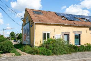Op zoek naar een betaalbare woning met potentieel, op een vlot bereikbare locatie? Deze charmante halfopen bebouwing in de Lindestraat, aan de rand van Mechelen, biedt een mooie kans voor starters, investeerders of handige doe-het-zelvers.<br />De woning werd reeds gerenoveerd, maar dient nog verder afgewerkt te worden. Zo kan je de woning naar eigen smaak en wensen verder vormgeven.<br /><br />De woning beschikt over een grondoppervlakte van ca. 100 m² en een bewoonbare oppervlakte van ca. 67 m². Op het gelijkvloers vinden we een gezellige woonkamer met keuken en een badkamer met douche. Op de verdieping bevindt zich één slaapkamer.<br />Ook technisch biedt de woning enkele belangrijke troeven: centrale verwarming op aardgas, dubbele beglazing en conforme elektriciteitsinstallatie en vrij van asbest.<br />De ligging is een absolute plus. Rustig gelegen aan de rand van Mechelen, maar toch op fietsafstand van het stadscentrum, winkels, scholen en dagelijkse voorzieningen. Een ideale combinatie van rustig wonen en de nabijheid van de stad.<br /><br />Troeven:<br />Halfopen bebouwing<br />Grotendeels gerenoveerd, verder af te werken<br />Fietsafstand van Mechelen centrum<br />EPC : C-label - 233 kWh/m²j<br />Wenst u meer info of een bezichtiging, contacteer Bob Quirynen op het nummer 0476/098485<br />of neem een kijkje op onze website : www. Boonstravastgoed.be<br /><br /><br /><br />