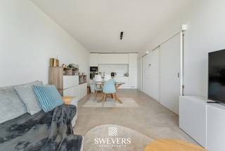 Voor meer info en foto’s, surf naar www.swevers.be – In het centrum van Beringen, op wandelafstand van winkels, horeca en openbaar vervoer, vindt u dit instapklare appartement van 75 m² in de Graaf van Loonstraat 12 bus 39. Gelegen in een recent gebouw uit 2022, combineert deze woonst een moderne afwerking met een praktische indeling en optimaal wooncomfort.<br />Via de inkomhal bereikt u alle ruimtes van het appartement. De open leefruimte van 16,73 m² vormt samen met de keuken van 10 m² een aangenaam geheel waar wonen, koken en ontspannen naadloos in elkaar overlopen. Dankzij de doordachte indeling geniet u van een comfortabele woonomgeving met voldoende plaats voor een zithoek en eethoek. De ruime slaapkamer van 13,25 m² biedt plaats aan een dubbel bed en kleerkast en ligt rustig gescheiden van de leefruimte. De badkamer is uitgerust met een douche en dubbele wastafel. Daarnaast beschikt het appartement over een apart toilet en een praktische berging met ruimte voor wasmachine, droogkast en extra opslag. Een extra troef is het terras van 12,75 m², bereikbaar vanuit de leefruimte. Hier geniet u van een aangename buitenruimte met voldoende plaats voor een tafel en stoelen of een compacte loungeset. Dankzij de centrale ligging bevinden alle dagelijkse voorzieningen zich vlakbij en bereikt u de autosnelwegen op slechts 4 kilometer. Dit appartement is een uitstekende keuze voor wie op zoek is naar een recent, onderhoudsvriendelijk en centraal gelegen appartement met één slaapkamer en een comfortabele buitenruimte.<br />Voor meer informatie, bel 011 255 155. Bron bewoonbare oppervlakte: EPC – verslag.