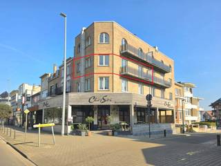 LICHTRIJK HOEKAPPARTEMENT (NOORD-WEST) MET TERRAS EN TWEE SLAAPKAMERS CENTRAAL GELEGEN OP 50 METER VAN HET STRAND TE DE PANNE - INCLUSIEF...