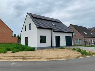 immo DAVID stelt voor: energiezuinige nieuwbouwwoning met 4 slaapkamers in Mazenzele (Opwijk), waar hedendaagse architectuur, ruimte en duurzaamheid perfect samenkomen. <br />Gelegen op een perceel van ca. 554 m² geniet u van een rustige, groene omgeving met een uitstekende bereikbaarheid naar Brussel, Aalst en Dendermonde.<br /><br />De woning biedt ca. 245 m² bewoonbare oppervlakte en omvat een lichtrijke leefruimte met open keuken, berging, inpandige garage en een zuidgerichte tuin met terras. Op de verdieping bevinden zich vier volwaardige slaapkamers, twee badkamers en een aparte berging. De geïsoleerde zolder van ca. 40 m² biedt extra opbergruimte.<br /><br />Dankzij de warmtepomp met vloerverwarming en koeling, zonnepanelen, ventilatiesysteem D met warmterecuperatie, regenwaterrecuperatie en hoogwaardige isolatie behaalt de woning een E-peil van maximaal 20, wat zorgt voor optimaal wooncomfort en bijzonder lage energiekosten.<br /><br />De afwerking gebeurt met kwalitatieve materialen. In de prijs is bovendien een volledig uitgeruste Belgische maatkeuken ter waarde van € 21.326 incl. btw inbegrepen. Daarnaast is er een voorziening voor een laadpaal aanwezig, evenals de tuinomheining met haagbeplanting, oprit en terras.<br /><br />Verkoopprijs: € 569.055 exclusief registratierechten, btw, notariskosten en aansluitingskosten.<br /><br />Interesse? Contacteer Immo DAVID voor meer informatie over dit prachtige nieuwbouwproject.