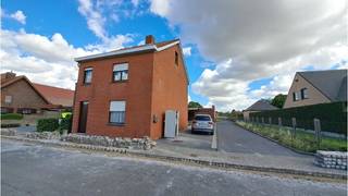 Deze <strong>vrijstaande woning</strong> met <strong>4 slaapkamers </strong>en <strong>dubbele garage</strong>  is rustig en landelijk gelegen in <strong>Zwevezele</strong>, nabij invalswegen en diverse winkels.<br />+ Met mogelijkheid tot bijhuren van een weide  <br /><br />Omvat een inkom, voorplaats, woonkamer, eetplaats, keuken, 4 slaapkamers, badkamer met ligbad douche combi, buitenberging, een lange oprit naar een dubbele garage ( 42m²), ook geschikt als opslagplaats.<br />#leukwonen #zwevezele #wingene<br /><br />Onmiddellijk vrij!