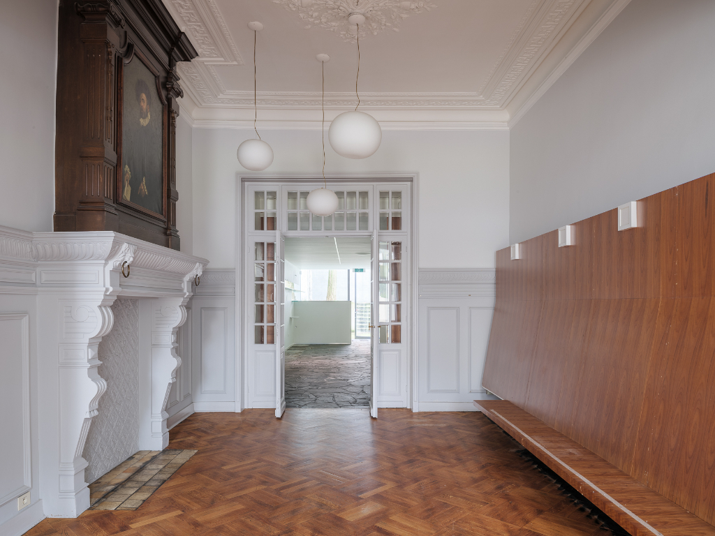 Handelspand gelegen achter een statige gevel op een vlot bereikbare locatie tegenover het Citadelpark. - photo 3