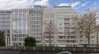 <p>Dit stijlvol appartement met 2 slaapkamers op Avenue Louise in Elsene bevindt zich op de derde verdieping van een verzorgd gebouw en geniet van een uitzonderlijke ligging op een van de meest gegeerde lanen van Brussel. Dankzij de centrale locatie bevinden winkels, openbaar vervoer en het stadscentrum zich op korte afstand, wat zorgt voor een uitstekende bereikbaarheid en een aangename woonomgeving.</p><p>Bij het betreden van het appartement kom je in een inkomhal met vestiaireruimte, die toegang geeft tot de verschillende ruimtes. De ruime leefruimte van 41m² is afgewerkt met een mooie parketvloer en geniet van veel natuurlijk licht, wat zorgt voor een warme en uitnodigende sfeer.</p><p>Aansluitend bevindt zich de volledig ingerichte keuken, die voorzien is van alle hedendaags comfort zoals een koelkast, oven, vaatwasmachine en diepvriezer. Daarnaast zijn er aansluitingen voor een wasmachine en droogkast. De keuken geeft uit op een balkon, wat een aangename buitenruimte biedt.</p><p>Via de nachthal bereik je twee volwaardige slaapkamers van elk 12m², die flexibel kunnen worden ingericht als slaap-, werk- of logeerruimte. De badkamer is uitgerust met een ligbad en een dubbele wastafel. Verder is er een apart toilet aanwezig.</p><p>Als bijkomende troeven beschikt het appartement over een videofoon en een veiligheidsdeur, wat zorgt voor extra comfort en veiligheid. Daarnaast is er een privatieve kelder aanwezig, voorzien van opbergrekken, ideaal voor extra opslagruimte.</p><p>Met een EPC van 67 kg/m² jaar en label F en een niet conforme elektrische installatie vormt dit appartement een interessante opportuniteit voor wie op zoek is naar een karaktervolle woonst op een topligging met potentieel.</p><p>Dit appartement combineert ruimte, licht en een uitzonderlijke ligging en is geschikt voor zowel eigen bewoning als investering. Plan een bezoek en ontdek het zelf.</p>