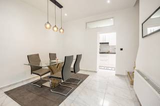 Recent gerenoveerde woning met drie slaapkamers en garage te Elewijt Deze gerenoveerde woning met drie slaapkamers en de mogelijkheid tot nog twee...