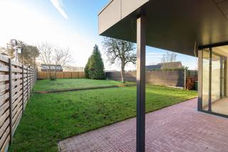 Deze gerenoveerde woning is gelegen dichtbij het centrum van Hoogstraten, op een zuid georiënteerd perceel van ca. 627 m². De woning is energiezuinig en beschikt over een energielabel A. Het pand omvat oa. 3 slaapkamers en 2 badkamers en is onmiddellijk beschikbaar.<br /><br />Indeling:<br />Gelijkvloers:<br />Via de inkomhal met gastentoilet, betreed men de woonkamer, dewelke dankzij grote glaspartijen een mooi uitzicht heeft op de tuin en zorgt voor mooi daglicht in de leefruimtes.<br />De open keuken is volledig geïnstalleerd met de nodige toestellen (koelkast, diepvriezer, vaatwasmachine, combi-oven en inductievuur) en opbergruimte. Vervolgens is er nog een berging/wasplaats, apart toilet en kelder. <br /><br />Eerste verdieping. <br />Hier bevinden zich 2 slaapkamers en een badkamer met een dubbel wasmeubel, een douche en een toilet. De master bedroom geeft een mooi uitzicht op het achterliggende landbouwgebied.<br /><br />Tweede verdieping:<br />Op deze verdieping situeert zich de 3de slaapkamer en de 2de badkamer met een douche, een dubbel wasmeubel, een ligbad en een toilet. De technische ruimte grenst aan de badkamer. <br /><br />Tuin: <br />De tuin is georiënteerd naar het zuiden en ingericht met een overdekt terras. Vooraan het pand is een carport aanwezig die plaats verleent aan een wagen. Voorzieningen voor een laadpaal zijn reeds aanwezig.<br /><br />Buitengewone kenmerken:<br />- Instapklaar <br />- EPC-label A<br />- Onmiddelijk beschikbaar<br />- Georiënteerd naar het zuiden<br />- 2 regenwaterputten aangesloten op toiletten, wasmachine en buitenkraan<br />- Zonnepanelen aanwezig