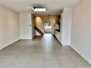 <p><span>Instapklare woning te huur in Bevere nabij winkels , scholen en station.</span></p><p><span>Op de gelijkvloerse verdieping van deze woning heb je een inkomhal, een ruime berging, een apart toilet en een zeer grote living met open keuken.<br />Op de tweede verdieping heb je een slaapkamer en een badkamer met douche en 2e toilet.<br />Een tweede slaapkamer is er op de tweede verdieping.<br />Een aangename stadstuin is een extra pluspunt van deze woning.</span></p><p><span>interesse?<br />Vraag uw bezoek aan via het contact formulier via onze site immodhondt.be </span></p>