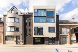 Ontdek dit prachtig appartement in het centrum van Bornem, waar comfort, energiezuinigheid en een uitstekende ligging perfect samenkomen.<br />Het appartement verkeert in topstaat en is volledig instapklaar. De aangename leefruimte biedt een comfortabele woonomgeving en sluit aan op een volledig uitgeruste keuken, voorzien van alles wat je nodig hebt voor dagelijks comfort.<br />Verder beschikt het appartement over 2 volwaardige slaapkamers en een moderne badkamer, eveneens in uitstekende staat.<br />Een absolute troef is het fantastische EPC-label B, waardoor je geniet van een bijzonder energiezuinige woning en lage energiekosten.<br />Daarnaast beschikt het appartement over een aangenaam terras, ideaal om rustig te genieten van een koffie of een zomerse avond. Een eigen staanplaats zorgt bovendien voor extra comfort en parkeergelegenheid.<br /><br />Een energiezuinig en instapklaar appartement op een toplocatie in Bornem. Zeker een bezoek waard!<br />