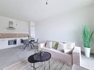 <p><span>APPARTEMENT MET 2 SLKS + TERRAS IN HARTJE ANTWERPEN</span></p><p><span> </span></p><p><span>In de residentiële wijk Zurenborg in het zuidoosten van de stad Antwerpen treffen wij residentie Plantin Moretus aan. De buurt staat gekend om de statige huizen, de gezellige pleinen en haar prachtige architectuur. Tevens bevinden wij ons nabij het Stadspark, het centraal station, het bruisende stadscentrum met diverse horecagelegenheden, lokale handelaars, de Antwerpse Zoo, De Groenplaats, De Meir, ... Kortom een stadswoning op een ware A-locatie met alle voorzieningen binnen handbereik!</span></p><p><span> </span></p><p><span>Toegekomen aan de residentie nemen wij de lift naar de vierde verdieping. Hier ontdekken wij een comfortabel &amp; lichtrijk appartement. Het appartement beschikt over een inkomhal, een berging/wasplaats, een keuken met toegang tot het terras, een woonkamer met toegang tot het balkon, een badkamer, een afzonderlijk gastentoilet en twee slaapkamers.  </span></p><p><span> </span></p><p><span>Troeven:</span></p><p><span>- A-locatie</span></p><p><span>- Gloednieuw appartement</span></p><p><span>- Aanwezigheid van een terras</span></p><p><span>- Parkeergelegenheid voor wagen en fiets<br />*Mogelijkheid tot het huren van een parkeerplaats, 125,00 euro/maand + berging 25,00 euro/maand<br /><br /></span></p><p><span>Interesse om de eerste bewoner te worden van dit knap tweeslaapkamerappartement op een absolute A-locatie? Vraag snel een bezoek aan via volgende link: <span>https://yourent.pillar.estate/plantin-moretus</span></span></p><p><span><br />Bijkomende vragen? Neem contact op met Pillar Estate via <span>info@pillar.estate</span></span><span> of contacteer ons op het nummer 033 695 695.</span></p><p><span>*Deze gegevens zijn louter ter informatieve titel. De vermelde oppervlaktes zijn slechts een indicatie. Pillar kan niet verantwoordelijk gesteld worden voor de juistheid van de aan haar verstrekte gegevens. </span></p><p><span> </span></p>