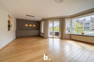 Dit instapklaar appartement op de 1e verdieping bevindt zich op een goede ligging in hartje Knokke en is als volgt ingedeeld: inkom met gastentoilet, ruime lichtrijke woonkamer met aansluitend perfect georiënteerd terras, aparte ingerichte keuken (kookplaat, dampkap, koelkast, oven, microgolfoven, anderhalve spoelbak, vaatwasser) met aanpalende berging, badkamer (inloopdouche, wastafelmeubel, handdoekradiator, toilet), 2 ruime slaapkamers waarvan één met airconditioning en extra douchekamer. Topper!