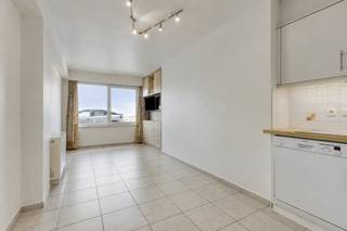 Le long de la Zeedijk à Heist, nous trouvons cet appartement à vendre. L'appartement est situé à quelques pas de la plage, de la magnifique réserve naturelle De Baai van Heist, de divers magasins et des transports en commun. Cela vous permet de bénéficier d'une base idéale pour une résidence permanente et une résidence secondaire.<br /><br />L'appartement dispose de 2 chambres, dont une avec terrasse. La terrasse à l'arrière du bâtiment donne accès à l'appartement, idéal pour décharger du matériel ou faire les courses. Cet appartement économe en énergie bénéficie d'un label EPC B favorable avec des fenêtres rénovées en 2019, de nouvelles balustrades à partir de 2020 et des peintures en 2024. L'électricité a également été installée en 2024.<br /><br />Disposition :<br />- entrée avec toilettes invités et placards intégrés<br />- espace de vie lumineux avec vue sur la mer<br />- salle à manger avec cuisine installée<br />- local de rangement avec raccords pour armoires de lavage et de séchage<br />- salle de bain avec lavabo et baignoire<br />- chambre 1 <br />- chambre 2 avec placards intégrés et accès à la terrasse arrière<br />- rangement privé au sous-sol<br /><br />Il est également facultatif d'acheter un box de garage à quelques pas de la plage et non inclus dans le prix.<br /><br />Offre idéale pour ceux qui recherchent un pied à terre près de la plage de Knokke-Heist.<br /><br />Vous souhaitez plus d'informations ou une visite ? Veuillez contacter le gestionnaire de fichiers Arne Reubens au +32 472 186 304 ou à arne.reubens@dewaele.com<br /><br />Registre des mesures: en cours de demande