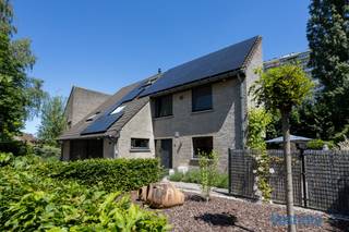 Bent u op zoek naar een instapklare gezinswoning waar rust, comfort en een uitstekende ligging perfect samenkomen? Dan zal deze charmante driegevelwoning u meteen weten te bekoren.<br /><br />Deze verzorgde woning bevindt zich in het verlengde van het geliefde Park Terlinden en omgeven door groen en water. In de residentiële buurt Wateringen woont u in alle rust zonder doorgaand verkeer, terwijl kinderen veilig buiten kunnen spelen en u zelfs gebruik kan maken van het buurttennisveld. Een zeldzame woonomgeving waar rust, privacy en bereikbaarheid centraal staan.<br /><br />Grondige update in 2019-20 / Sanitaire leidingen – Vloeren – … maatwerkkeuken en badkamer / CV Aardgas / Alarm / Camerabewaking / Surroundvoorziening / … 24 zonnepanelen met omvormer tot 9 kW en een thuisbatterij van 18 kWh (waardoor je ‘s avonds kan leven van stroom uit je batterij) / Asbestveilig / EPC B / Elektriciteit conform .. Steeds piekfijn onderhouden!<br /><br />Bij het binnenkomen voelt u meteen de warme en uitnodigende sfeer van deze woning. De lichtrijke leef- en eetruimte vormt het kloppende hart van het huis en biedt dankzij de gezellige gashaard een aangename plek om samen te ontspannen met familie of vrienden. Verschillende raampartijen zorgen voor natuurlijk licht en creëren een mooi contact met de tuin.<br /><br />Aansluitend bevindt zich de open, volledig geïnstalleerde keuken waar koken en gezellig samenzijn naadloos in elkaar overvloeien. Zowel de leefruimte als de keuken geven rechtstreeks toegang tot de aangelegde tuin, waardoor binnen en buiten harmonieus verbonden worden.<br /><br />Ook praktisch heeft deze woning heel wat te bieden. Op het gelijkvloers beschikt u over een inpandige garage met aansluitingen voor was- en droogmachine, een handige vestiaire en een gastentoilet.<br /><br />Op de eerste verdieping bevinden zich 2 slaapkamers, een bemeubelde inloopdressing (om te vormen naar slaapkamer) en doorsteekkamer die perfect dienst kan doen als home office of hobbyruimte. Vanuit deze ruimte bereikt u bovendien de ruime zolderkamer.<br /><br />De badkamer werd ingericht met oog voor comfort en functionaliteit en beschikt over een ligbad, inloopdouche, badkamermeubel en een tweede toilet. Een plek waar u dagelijks in alle rust kan genieten.<br /><br />Ook buiten is het puur genieten. De aangelegde tuin met schommel, verschillende terrassen, buitenberging en verzorgde beplantingen zorgen voor een instant vakantiegevoel. Hier geniet u van lange zomeravonden, gezellige barbecues en quality time met familie en vrienden in een groene en rustige omgeving.<br /><br />De ruime oprit met plaats voor meerdere wagens maakt het geheel af.<br /><br />Bovendien geniet u van een strategische ligging vlak bij het centrum van Aalst, scholen, winkels, openbaar vervoer en belangrijke verbindingswegen. Ook liefhebbers van wandelen, fietsen en joggen komen hier volledig aan hun trekken dankzij de vele groene zones en recreatiemogelijkheden in de directe omgeving.<br /><br />Bent u klaar om deze instapklare woning zelf te ontdekken?