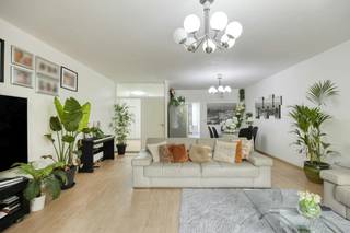 Idéalement situé au rez-de-chaussée du 11 Avenue des Pagodes, face à l'arrière du Palais Royal de Laeken, ce lumineux appartement de trois chambres offre un cadre de vie paisible. Ce bien de ± 160 m² se compose d'un hall d'entrée accueillant, d'un séjour baigné de lumière, d'une cuisine fonctionnelle, d'une salle de bain et d'un WC séparé. Le véritable atout de cet appartement est sa terrasse orientée vers la verdure de l'intérieur d'îlot. Une cave, un emplacement de parking privatif et un ascenseur dans l'immeuble complètent les prestations de cette rare opportunité dans un quartier résidentiel recherché de Bruxelles.<br /><br />L'appartement bénéficie en outre d'un ancien garage privatif de ± 30 m² (non inclus dans la superficie de 160 m²), actuellement aménagé en une 4ème chambre. Cet aménagement est vendu en situation d'infraction urbanistique (libre à l'acquéreur d'en demander la régularisation ou de lui rendre sa destination d'origine de garage. <br /><br />PRE-SALE : Prix de départ à partir de 385.000 €<br />Journée PRE-SALE : 15/10 à partir de 15h<br /><br />Le bien est proposé selon la formule Pre-sale. Le 15/10/2026 entre 15:00 et 17:30, vous pouvez visiter l'appartement sur rendez-vous et faire une offre. Le prix affiché est un prix indicatif. Pour plus d'informations, veuillez contacter le responsable du dossier.