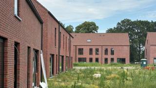 Deze energiezuinige halfopen woning beschikt over 3 slaapkamers, een carport, garage en een tuinberging. Het gelijkvloers verwelkomt je met een inkomhal met gastentoilet, een lichtrijke leefruimte en een moderne keuken. Op de eerste verdieping bevinden zich 3 slaapkamers, een badkamer en een apart toilet. De zolder kan naar wens nog verder afgewerkt worden.<br />Meer info? Contacteer ons via 03 808 33 55 of verkoop@wuustwezelhofakker.be<br /> 