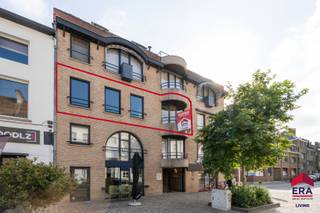 <p>Ben je op zoek naar een ruim appartement met 2 slaapkamers, panoramisch zicht en balkon in het centrum van Aalst? Gevonden!</p>
<p>Pal op het Keizersplein, op slechts enkele stappen van de Grote Markt, bevindt zich dit lichtrijke appartement op de tweede verdieping (lift aanwezig). Dankzij deze uitzonderlijke ligging geniet je van een directe toegang tot winkels, horeca, openbaar vervoer en alle voorzieningen die het bruisende stadscentrum te bieden heeft. Met een bewoonbare oppervlakte van 118 m² biedt deze eigendom een unieke combinatie van comfort, licht en ruimte. Bovendien beschikt het appartement over een gunstig EPC-label B, dat zeer dicht aanleunt bij een label A, wat zorgt voor een energiezuinige en toekomstgerichte woonst. Een garagebox is mee aan te kopen voor €30.000 en zorgt voor extra comfort en parkeergemak in het stadscentrum.</p>
<p>Je komt binnen via de ruime inkomhal met gastentoilet. Van hieruit bereik je de indrukwekkende leefruimte, waar de vele raampartijen zorgen voor natuurlijk licht en een prachtig zicht over de stad. Het open ruimtegevoel en de warme uitstraling maken van deze leefruimte een bijzonder aangename plek om thuis te komen. Aansluitend bevindt zich de keuken met de nodige toestellen en een gezellige ontbijthoek met een zuidwestgericht balkon aan de voorzijde waar je optimaal van de zon kan genieten. Verder beschikt het appartement over twee uitzonderlijk ruime slaapkamers, een badkamer uitgerust met zowel een ligbad als een douche, berging en waplaats.</p>