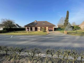 Open bebouwing te koop op een perceel van 1042m2. EPC bedraagt 241kWh/m2jaar. (Epc score B) huis met tuin, inpandige garage en bosrijke omgeving...