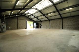 LiggingDit ruim magazijn is gelegen in Zwevegem, op een vlot bereikbare locatie met een goede verbinding naar omliggende gemeenten en...