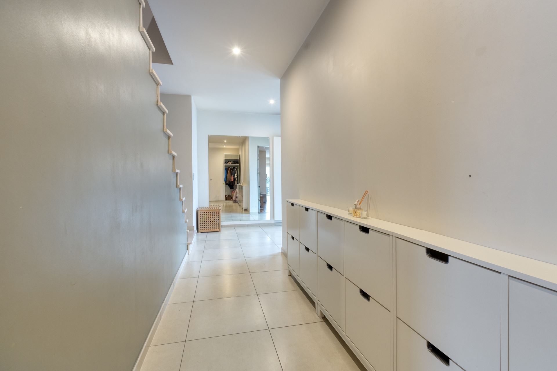 Ruime woning met maar liefst 4 slaapkamers én praktijkruimte in Maasmechelen! - foto 4