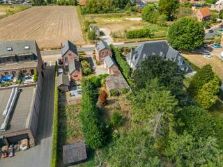 Compleet te renoveren woning op perceel van +/- 1.010m² in Hoogstraten. Gunstige locatie vlakbij de Nederlandse grensHet perceel is oostelijk...