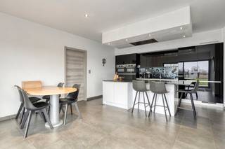 Cette maison individuelle moderne de 2016 à Oppuurs offre l'équilibre parfait entre luxe, espace et durabilité. Situé sur un terrain spacieux...