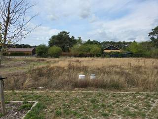 <span>U zoekt een mooi en rustig gelegen perceel voor het bouwen van uw droomwoning in een gezellige, groene omgeving? Deze volledig bouwklare bouwgrond van 512m² (lot 2), geschikt voor een ruime open bebouwing, gelegen in “De Locht”, biedt u alles wat u wensen kunt! Het betreft hier een kleinschalige recente verkaveling aan een nieuwe doodlopende straat in een zeer rustige buurt, omgeven door groen en toch nabij de nodige voorzieningen.</span><br /><br /><span>Deze bouwgrond, gelegen aan de Octavie Ceysensstraat te Hechtel-Eksel, heeft een straatbreedte van 15m en is geschikt voor het bouwen van een ruime open bebouwing met volgende karakteristieken:</span><br /><span>Bouwbreedte 9m + 3m voor de aangrenzende carport.</span><br /><span>Bouwdiepte: 15m op het gelijkvloers en 10m op de verdieping.<br />Vrije dakvorm, kroonlijsthoogte max 6,5m bij een plat dak en max 6.0 m bij een hellend dak met max nokhoogte 11m.<br />Bijgebouwen: 20 m<sup>2</sup></span><br />Nevenfunctie toegelaten.<br /><br />Stedenbouwkundige informatie: Geen vergunning uitgereikt, Woongebied met landelijk karakter, Geen rechterlijke herstelmaatregel of bestuurlijke maatregel opgelegd, Geen voorkooprecht van toepassing, Verkavelingsvergunning.<br /><span>Niet gelegen in watergevoelig openruimtegebied; Watertoets: P: A/G: -.<br />Maatregelenregister: geen          </span><br />              <br /> 