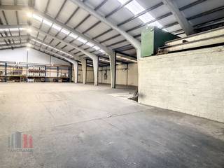 Functioneel magazijn met een oppervlakte van +/- 860 m²  en verharde buitenstockage van +/- 4.000 m² te huur. Uitermate goed gelegen langs de bedrijvige Staatsbaan (N35) met onmiddellijke verbinding naar de op- en afrit 9 Lichtervelde van de E403 (+/- 18 min).<br /><br />Het <strong>geïsoleerd magazijn</strong> is toegankelijk via 2 sectionale poorten met toegangsdeur. De loods heeft een vrije hoogte tussen +/- 4,45 m en 8,25 m en is voorzien van o.a. lichtstraten, betonvloer, elektriciteit 63A en water. Ruime parkeer- en manoeuvreerruimte voorzien op het verhard en omheind terrein (afgesloten met elektrische toegangspoort).<br /> <br />Onmiddellijk beschikbaar. <br /><br />Contacteer <strong>PANORAMA B2B</strong>  voor meer inlichtingen, plannen of een vrijblijvend plaatbezoek <strong>050 300 800</strong>.