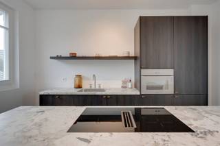 <p>Wonen met charme, klasse en een vleugje grandeur</p><p>Een gebouw dat niet alleen gezien mag worden, maar ook één met een architecturale air. Hier ademt de gevel art nouveau, kom je binnen in een authentieke hal, heb je hoge plafonds. Een woning met geschiedenis en een verhaal, en dit in een modern jasje.</p><p>Welkom in de geliefde Markgravewijk, een levendige buurt met standing waar architecturale parels, het stadsleven en de rust hand in hand gaan. Parken zijn hier om de hoek, het hipste restaurant van 2025, Cobrahouse is je nieuwe go to en één van de beste bakkers in Antwerpen, Domestic, ligt op wandelafstand. Dit in combinatie met een top bereikbaarheid is een match made in heaven.</p><p>Waarom je hier wil wonen<br />•    Elegante architectuur en volledig gerenoveerd gebouw (ontworpen door Jules Dries, 1910)<br />•    Veel lichtinval en prachtige hoge plafonds<br />•    Terras en balkon met zicht op het park<br />•    Twee volwaardige slaapkamers met een aangenaam ruimtegevoel<br />•    Centrale ligging<br />•    Instapklaar</p><p>Op de derde en vierde verdieping van het gebouw vinden we het duplexappartement met 2 slaapkamers en terras. Een mooie leefruimte met toegang tot de open keuken en eetkamer. Een open keuken, voorzien van alle toestellen (Miele – Samsung) en eiland, met toegang naar het terras aan de achterzijde met zicht op groen. In de nachthal is er een gastentoilet en berging met aansluiting voor wastoestel en droogkast.</p><p>De masterbedroom heeft een ensuite badkamer aan de achterzijde. De 2de kamer ligt op de bovenste verdieping van het appartement en heeft een ensuite badkamer.<br />Interesse? Wacht niet te lang en maak je afspraak via www.sinjoor.be of 03 283 05 00.<span><span></span></span></p>