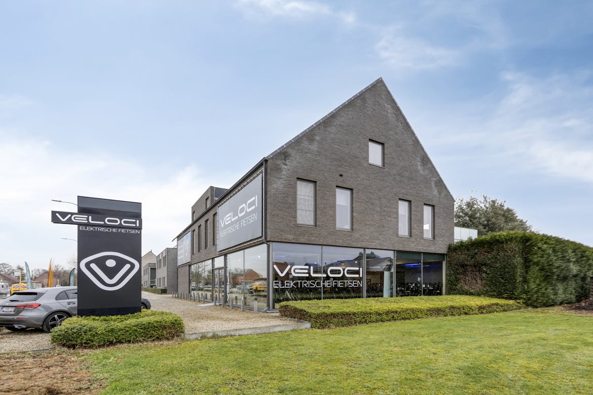 Modern commercial property for sale on a prominent location with parking — 273 m² - photo 3