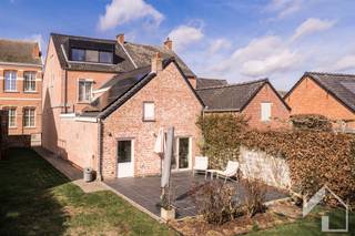 <p>In het centrum van Broechem vindt u deze comfortabele, ruime en instapklare woning met 5 slaapkamers. Op de gelijkvloerse verdieping vinden we een ruime inkomhal met authentieke elementen, een grote leefruimte (parketvloer) met logische indeling tussen eetkamer en salon, een volledig ingebouwde keuken met naastgelegen zithoek (zicht op de tuin) en een wasplaats/technische ruimte met apart toilet en ingemaakte kasten (en opbergzolder).<br />Op de tussenverdieping vinden we een ingebouwde dressing en achtergelegen ruime badkamer voorzien van een bad, douche, meubel en een toilet. Op de eerste verdieping liggen er 2 grote slaapkamers, waarvan één van 26m2 en één van 16,50m2. Op de tweede verdieping liggen er nog 3 slaapkamers van telkens 12m2 met ingemaakte kasten. 4 van de 5 slaapkamers zijn voorzien van een airco. Verder is er ook nog een mooie kelder. Achter de woning ligt er nog een mooi terras (aangelegd in 2021), die zicht geeft op de tuin. HR-ketel is nog vernieuwd in 2022. Voor meer info of een vrijblijvend bezoek: 0479/9 34 34 9.</p>