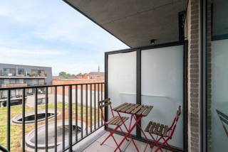 Dit moderne instapklare appartement (bouwjaar 2020 - APP. 2.04 / BUS 0201) is gelegen in hartje Lokeren.Hierbij de grote troeven:🌳 Ruim terras met...