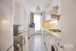 <strong>Immo Van Middelem verkoopt dit instapklare éénslaapkamerappartement, gelegen op de eerste verdieping van de verzorgde residentie Sleutelplas te Sint-Jans-Molenbeek, op de grens met Dilbeek. Het appartement is bereikbaar via lift en trap en combineert een praktische indeling met een aangename lichtinval.</strong><br /><br />Via de inkomhal, voorzien van vestiaire- en bergruimte en een afzonderlijk toilet, bereikt u de leefruimte (woonkamer en eetkamer), die dankzij de grote raampartijen geniet van veel natuurlijk licht. <br /><br />Bijkomende troeven zijn de privatieve kelderberging van 6 m² en de gemeenschappelijke koer op het gelijkvloers. Bovendien beschikt het appartement over een ondergrondse ruime autostaanplaats in de residentie, inbegrepen in de verkoopprijs.<br /><br />De indeling is als volgt: <br />- inkomhal met WC, living (salon en eetplaats), ingerichte keuken, 1 slaapkamer (± 14 m²), badkamer met bad en een kelderruimte (± 6m²).<br />- gemeenschappelijke koer<br /><br />Gemeenschappelijke lasten: ± 100 €/maand (onderhoud gemene delen, blokpolis, syndicus, provisie verwarming).<br />Collectieve CV op stookolie. <br />EPC: 270 kWh/m².jaar - Label E (UC:752232).<br />Vrij mits inachtneming huurder.