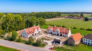 <span>Gelegen in het landelijke Lapscheure, een deelgemeente van Damme, bevindt dit woonproject zich in een rustige en landelijke omgeving. Het erf grenst aan de kerk van Lapscheure en aan drie monumentwoningen die worden gerestaureerd. De combinatie van het rustig landelijke karakter van het dorp, samen met de vlotte bereikbaarheid naar de centrumsteden, Damme en Knokke-Heist, maakt deze ligging zo aantrekkelijk.<br /><br /><strong>Woning 1</strong><br />121 m² woonoppervlakte · 922 m² perceel · 3 slaapkamers · casco · 552.000 € (excl. verkooprechten, btw en kosten). <br /><br />Halfopen nieuwbouwwoning, op een zongeoriënteerd perceel van 922 m² met een magnifieke tuin. <br /><br />Op het gelijkvloers bevat de woning een ruime inkomhal, leefruimte en een open eet- en kookplaats, met gastentoilet, tuin- en fietsberging en inpandige garage.<br />Boven drie ruime slaapkamers, waarvan twee met een gedeelde badkamer. De master bevat naast een eigen badkamer ook nog een leuke dressing.<br />Apart toilet en een afzonderlijke technische ruimte.<br /><br />De zolder kan vrij ingevuld worden met extra slaapkamers, hobbyruimte of als bergruimte.<br /><br />De woning wordt wind- en waterdicht opgeleverd met volledige ruwbouw, dakopbouw en buitenschrijnwerk.<br /><br />Wie graag zelf de keuken, vloeren en sanitair afwerkt, of dat gefaseerd wil aanpakken, vindt in deze woning van het project de grootste vrijheid, tegen de laagste instapprijs.<br /><br />Heeft u interesse in deze woning? Contacteer ons via 050 60 60 78 of info@immonano.be. </span>