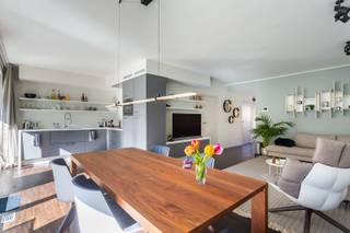 Prachtig, luxueus afgewerkt gemeubeld appartement, met 2 terrassen en parking op topligging Antwerpen Zuid. <br /><br />Onmiddellijk beschikbaar. <br /><br />Indeling: inkomhal met vestiaire en apart toilet, leefruimte op parket met prachtige open keuken: volledig ingericht voorzien van alle toestellen. Aansluitend aan de woonkamer een groot terras. Badkamer met ligbad, grote inloopdouche en dubbel lavabomeubel. Berging voorzien van wasmachine. Slaapkamer met aansluitend een volledig ingerichte dressing. 2e kamer (doorlopend naast de master): voorzien van een logeerbed.<br />Als extra troeven heeft het nieuwbouw appartement een groot terras achteraan en een ondergrondse autostaanplaats die dient bijgehuurd worden aan 130 euro per maand. <br />Het appartement is voorzien van zeer kwalitatieve meubels en is in uitstekende staat van onderhoud. <br /><br />Gemeenschappelijke kosten: 120 euro.<br />Alle verbruik met individuele meters. <br />ALL IN huurprijs € 2.000 per maand : incl. parking, gemeenschappelijke kosten, verbruik van water, verwarming, elektriciteit en internet. <br />Zeer gunstige EPC score van slechts 82 kWh/m².