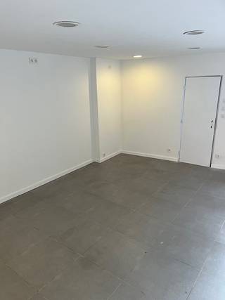 Op zoek naar een compact en onderhoudsvriendelijk kantoor of winkelruimte op toplocatie? Dit gelijkvloers handelspand van 30 m² bevindt zich in het bruisende centrum van Mechelen en biedt een gevelbreedte van maar liefst 6 meter — ideaal voor zichtbaarheid en etalage.
Het pand is uitgerust met verlichting en een rolluik, beschikt over individuele elektriciteitsmeters en wordt verwarmd op aardgas. Kortom: een praktische en efficiënte ruimte voor wie meteen aan de slag wil.
