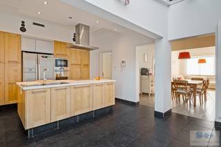 Op een uitstekende locatie te Lier, bevindt zich deze instapklare woning met 3/4 slks en gezellige tuin.<br /><br />Deze goed onderhouden woning is gelegen in een kindvriendelijke omgeving doch op wandelafstand van het centrum wat ervoor zorgt dat station Lier, winkels, scholen en openbaar vervoer binnen handbereik zijn. Door de centrale ligging is er een gunstige connectie met de ring van Lier dewelke directe verbinding geeft met omliggende gemeenten en autostrade.<br /><br />We betreden de woning langs de inkomhal (toegang kelder), dewelke op haar beurt toegang verleent tot de gezellige leefruimte met zithoek, eetplaats en aansluitend volledig geïnstalleerde keuken met alle hedendaags comfort en mogelijkheid tot ontbijtruimte. Tevens werd de keuken voorzien van een veranda wat zorgt voor een extra mooie lichtinval. Achterliggend de keuken bevindt zich een gastentoilet, geriefelijke berging met wasplaats alsook een extra (slaap/hobby)kamer op het tussenverdiep.<br /><br />De trap in de inkomhal brengt ons tot het 1 ste verdiep. De nachthal zorgt hier voor een connectie met 3 volwaardige slaapkamers en een uitgeruste badkamer met ligbad, douche, toilet en wastafel.<br /><br />Het aangelegde terras in combinatie met de charmante tuin maken het plaatje compleet. Hier is het heerlijk vertoeven in alle rust en privacy. Tevens is er de aanwezigheid van een ruime tuinberging.<br /><br />Kom alvast de mogelijkheden van deze veelzijdige woning ontdekken tijdens een plaatsbezoek!