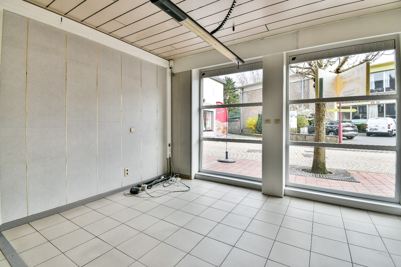 Commerciële handelsruimte/ kantoor / praktijkruimte met garage in het centrum van Lichtervelde! - foto 5