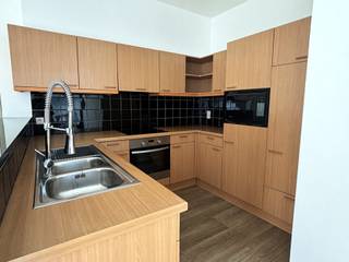 In de bekende Hoogstraat, in het hart van Antwerpen, bevindt zich dit uitstekend gelegen appartement. De vele restaurants, cafés en winkels maken van deze bruisende buurt een top locatie.<br /><br />Het appartement van ca. 89 m² is gelegen op de tweede verdieping. Dankzij de kamerhoge raampartijen geniet de woonruimte van een aangename lichtinval. De hoogwaardige, onderhoudsvriendelijke PVC-parketvloer zorgt voor een warme en ruimtelijke uitstraling.<br /><br />De open keuken is recent uitgerust met splinternieuwe toestellen: een kookplaat, heteluchtoven, vaatwasser, koelkast met ruim vriesvak en een microgolfoven. De hoge toog vormt een subtiele scheiding tussen de keuken en de leefruimte en creëert zo een ideale balans tussen openheid en functionaliteit.<br /><br />De masterbedroom bevindt zich aan de rustige achterzijde. Ook de tweede slaapkamer is ruim en leent zich perfect als logeerkamer, kinderkamer of bureau. Beide kamers maken gebruik van de badkamer, uitgerust met een ligbad met douche en een dubbele lavabo. Hier is tevens een aansluiting voorzien voor een wasmachine en droogkast.<br /><br />De gemeenschappelijke binnentuin biedt een oase van rust, waardoor u even vergeet dat u zich in het centrum van Antwerpen bevindt.<br /><br />Een ondergrondse autostaanplaats kan worden bijgehuurd voor € 130 per maand.<br /><br />Gemeenschappelijke kosten: 130 Euro per maand.<br />Provisie op verbruik van water: 35 Euro per maand.<br />Nutsvoorzieningen gas en elektriciteit zijn privé op te nemen door de huurder.<br /><br />Onmidellijk beschikbaar.