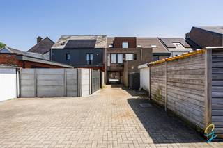 Deze ruime en instapklare woning is zeer centraal gelegen, vlakbij het station en het centrum van Lede. De woning werd volledig gerenoveerd en beschikt over een nieuwe aanbouw, een moderne keuken en een stijlvolle nieuwe badkamer.<br /><br />De gezellige en lichtrijke leefruimte biedt veel plaats voor het hele gezin. Aansluitend aan de keuken bevindt zich een grote wasplaats met extra berging. Verder is er een apart toilet beneden en een tweede toilet boven.<br /><br />Op het eerste verdiep bevinden zich twee ruime slaapkamers en een apart bureel, ideaal voor thuiswerk. Op het tweede verdiep is er nog een extra ruime slaapkamer en een aparte kamer die perfect dienst kan doen als opbergruimte of, mits het plaatsen van een Velux-raam, kan ingericht worden als vierde slaapkamer.<br /><br />Buiten geniet u van een gezellig terras met een onderhoudsvriendelijk tuintje en een praktische tuinberging. Bovendien beschikt de woning over een grote garage.<br /><br />Een ideale gezinswoning voor wie comfortabel wil wonen op een toplocatie, dichtbij alle voorzieningen en openbaar vervoer.